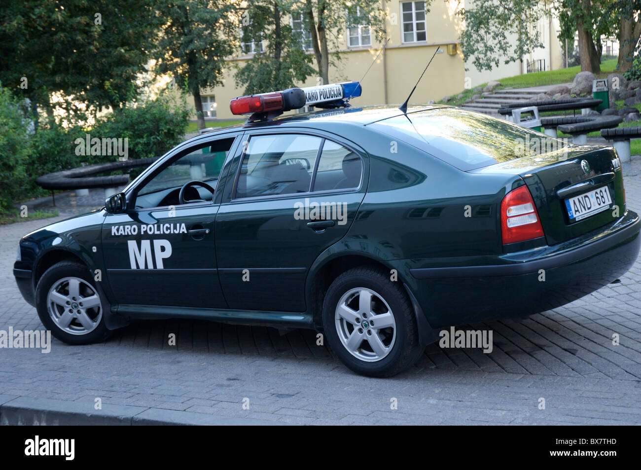 Una polizia lituana unità del veicolo attraverso la Città Vecchia di Vilnius come parte di un per il giro della Papamobile. Foto Stock