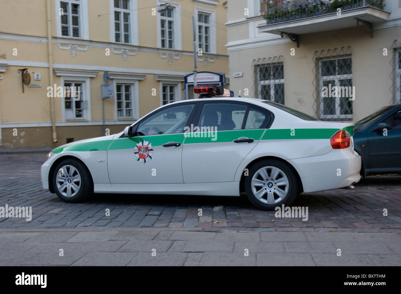 Una polizia lituana veicolo nella Città Vecchia di Vilnius. Foto Stock