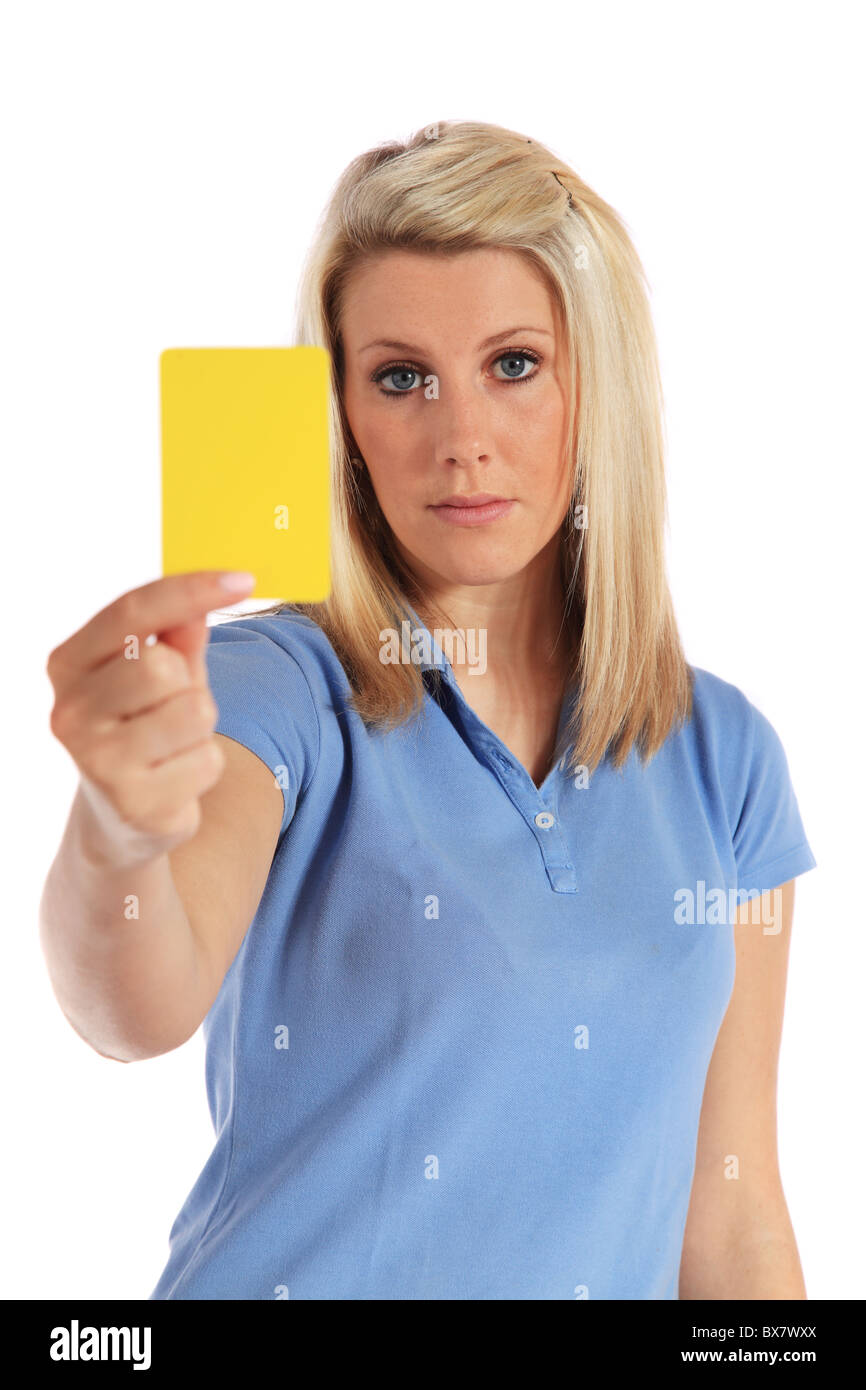 Attraente giovane donna che mostra un cartellino giallo. Tutto su sfondo bianco. Foto Stock