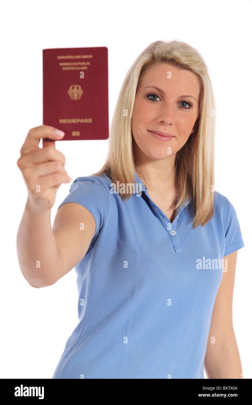 Attraente giovane donna in possesso di un passaporto tedesco. Tutto su sfondo bianco. Foto Stock