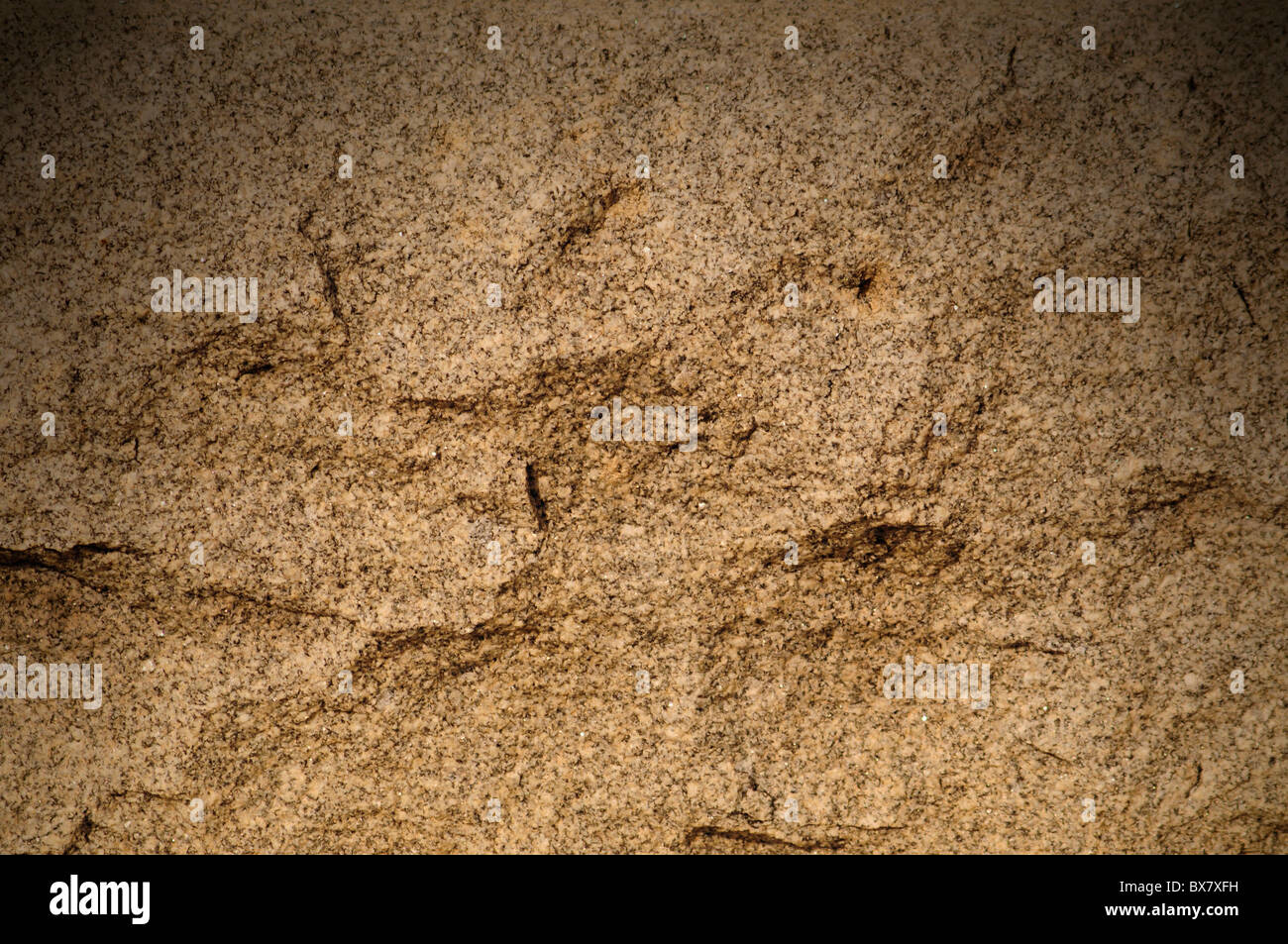 Roccia di granito superficie illuminata drasticamente da sopra Foto Stock