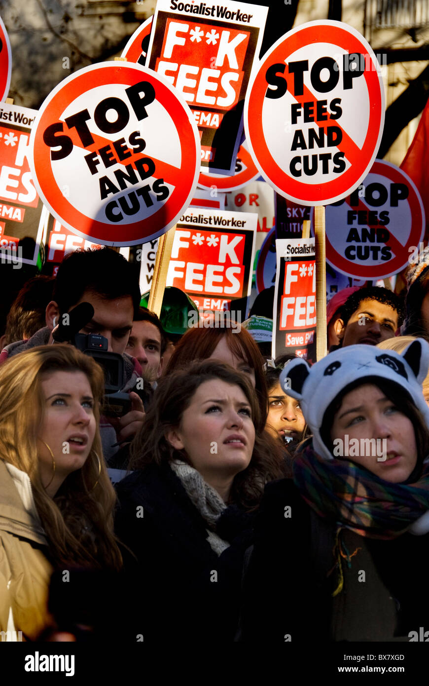 Studente manifestanti prendere su piazza del Parlamento protesta governo tagli istruzione Londra 9.12.10 Foto Stock
