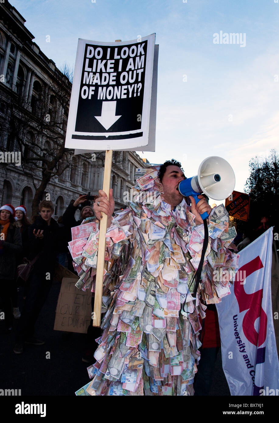 Studente manifestanti prendere su piazza del Parlamento protesta governo tagli istruzione Londra 9.12.10 Foto Stock