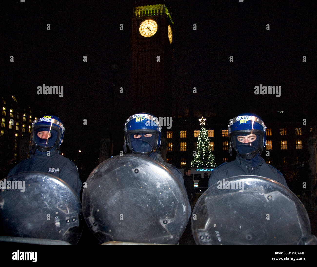 La polizia antisommossa fuori casa del parlamento durante la protesta degli studenti a tempo di Natale Foto Stock