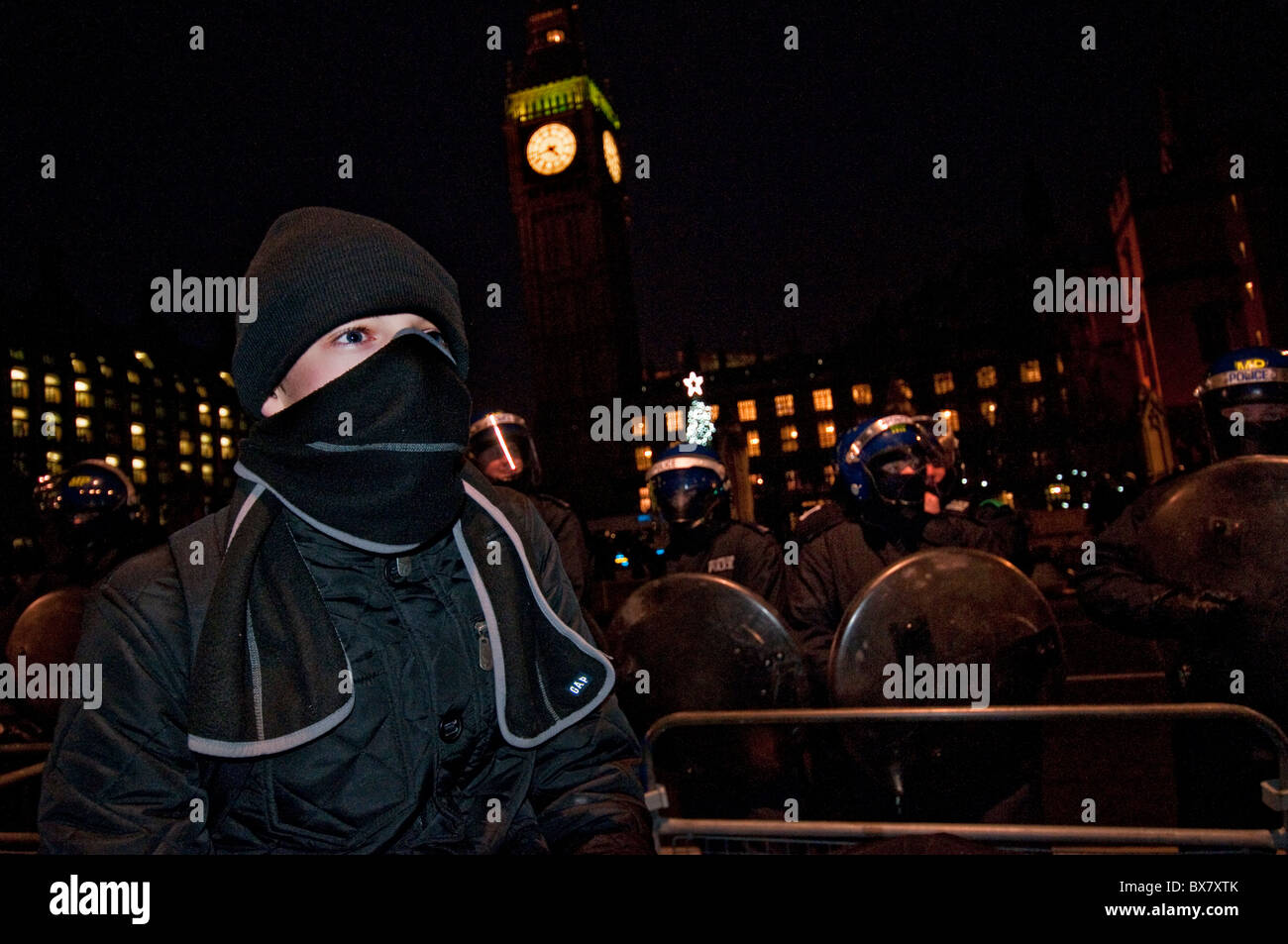 Studente manifestanti prendere su piazza del Parlamento protesta governo tagli istruzione Londra 9.12.10 Foto Stock