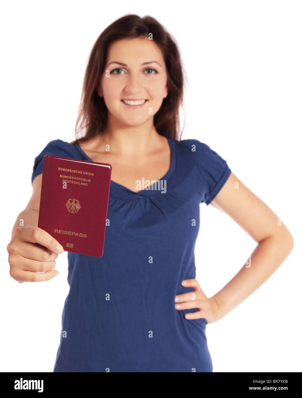 Attraente giovane donna in possesso di un passaporto tedesco. Tutti gli isolati su sfondo bianco. Foto Stock