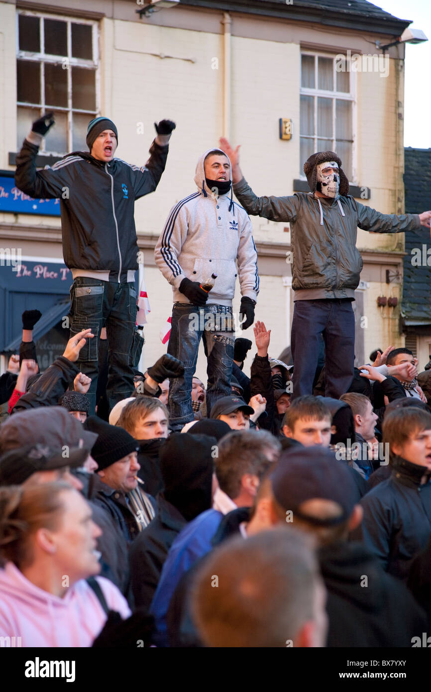 Difesa inglese League EDL manifestanti raccogliere durante un anti islamico di marcia di protesta a Preston Regno Unito Foto Stock