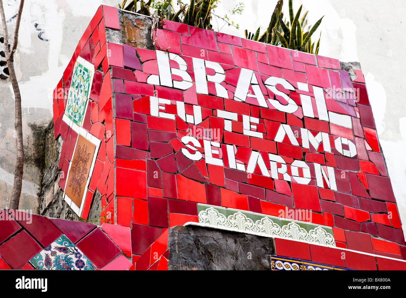 Un mosaici che legge Brasil eu te amo (Brasile, ti amo) su Escadaria Selarón (Selaron's Staircase), a Rio de Janeiro in Brasile Foto Stock