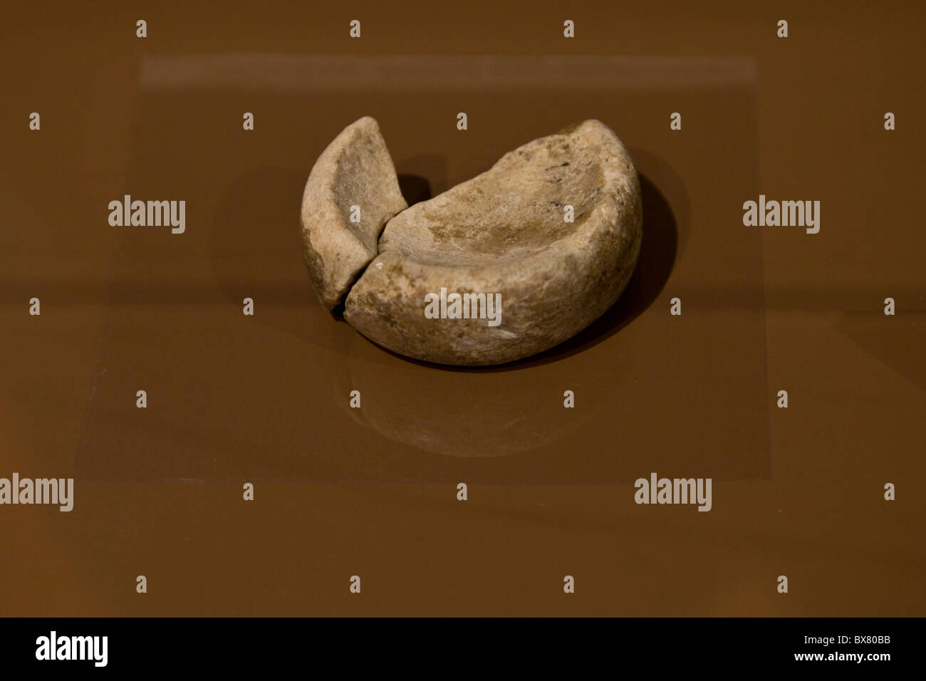 Discoidale di pietra utilizzati per i nativi americani Chunkey gioco a spiro Mounds sito archeologico museo in Oklahoma, Stati Uniti d'America. Foto Stock