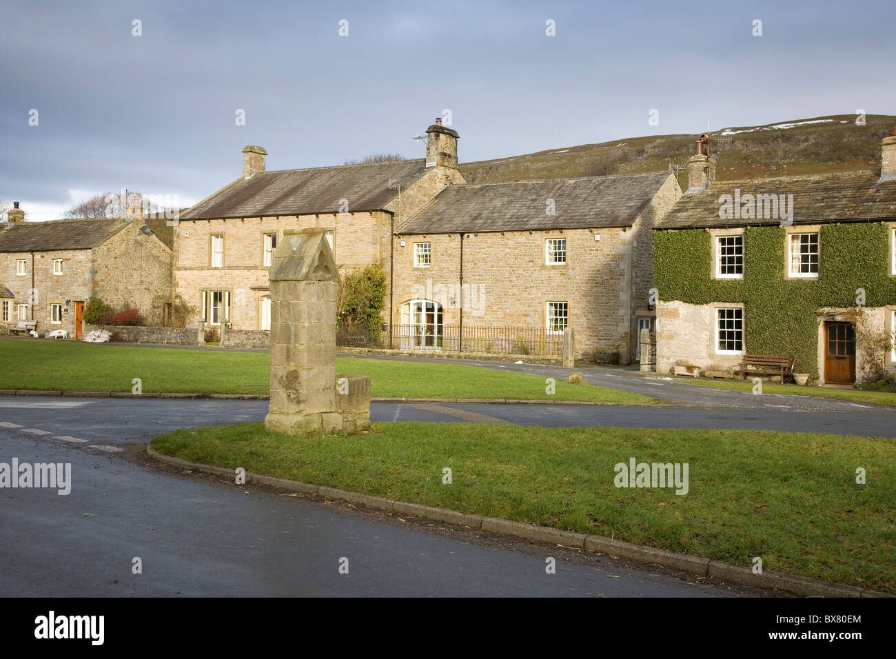 Il centro del villaggio e il monumento a Arncliffe Littondale in Yorkshire Dales National Park Regno Unito Foto Stock