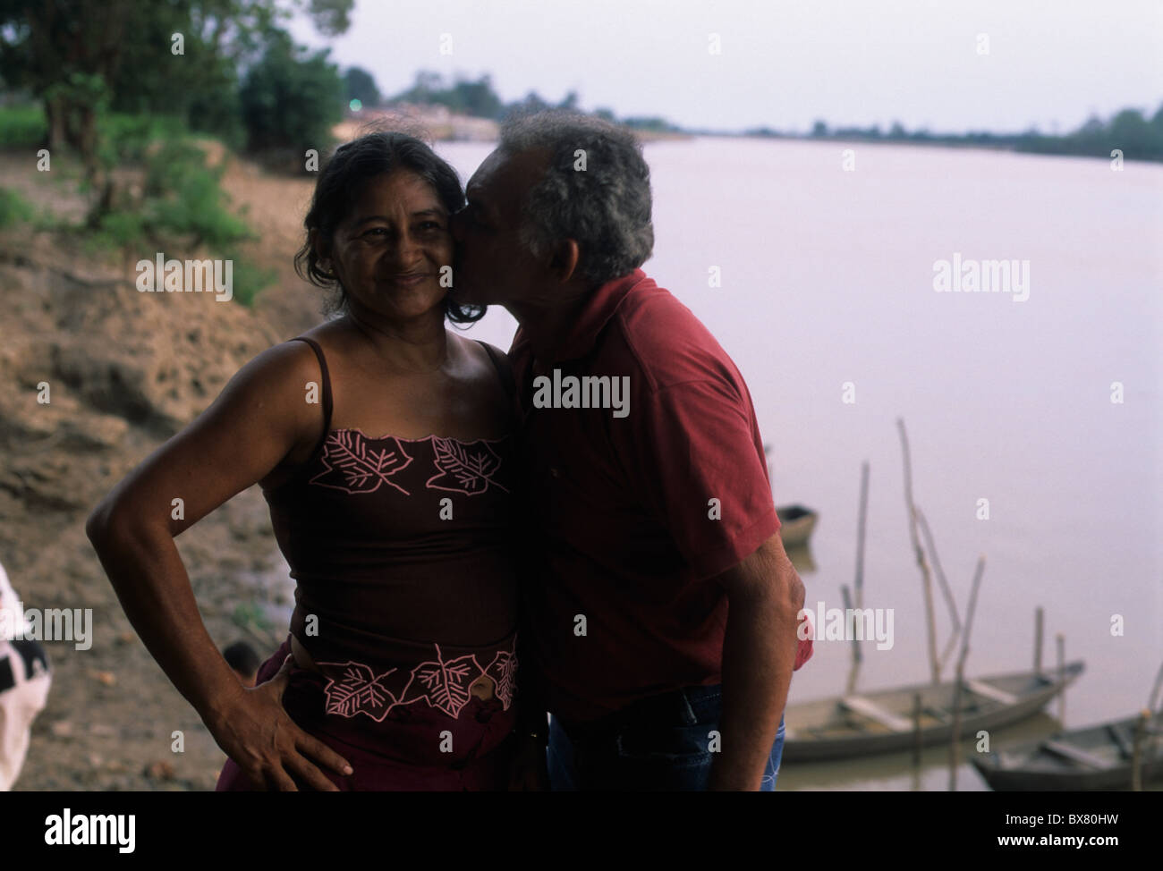 Uomo di baciare una donna sulle rive del Fiume Rio delle Amazzoni. ALENQUER stato di Pará. Il Brasile (Amazon) Foto Stock