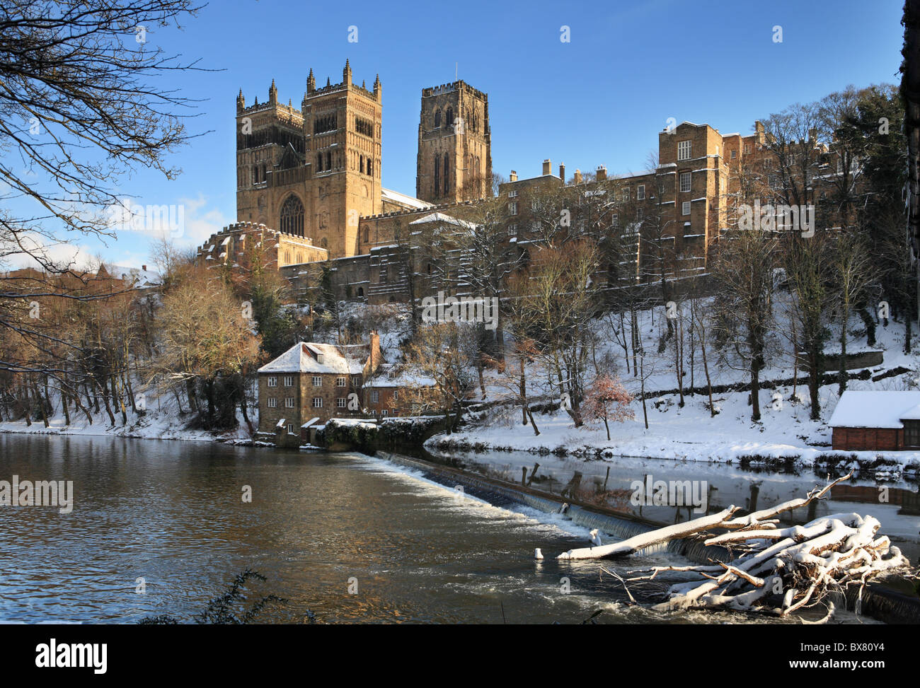La Cattedrale di Durham e Fulling Mill si vede attraverso il fiume indossare in inverno. Durham, England, Regno Unito Foto Stock