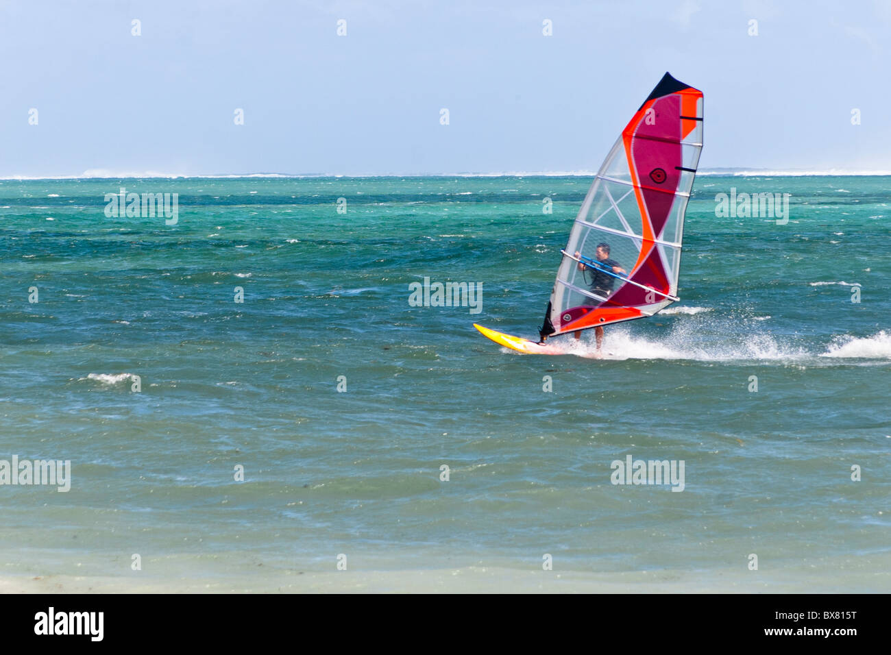 Unico Windsurf Vela veloce sul profondo blu del mare Foto Stock