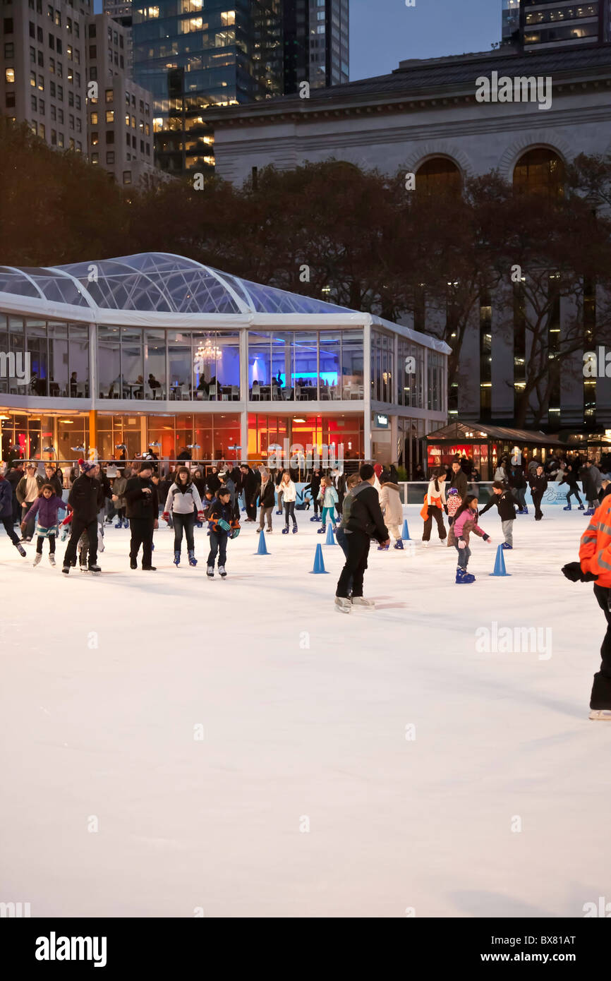 Lo stagno, pista di pattinaggio, Bryant Park, NYC Foto Stock