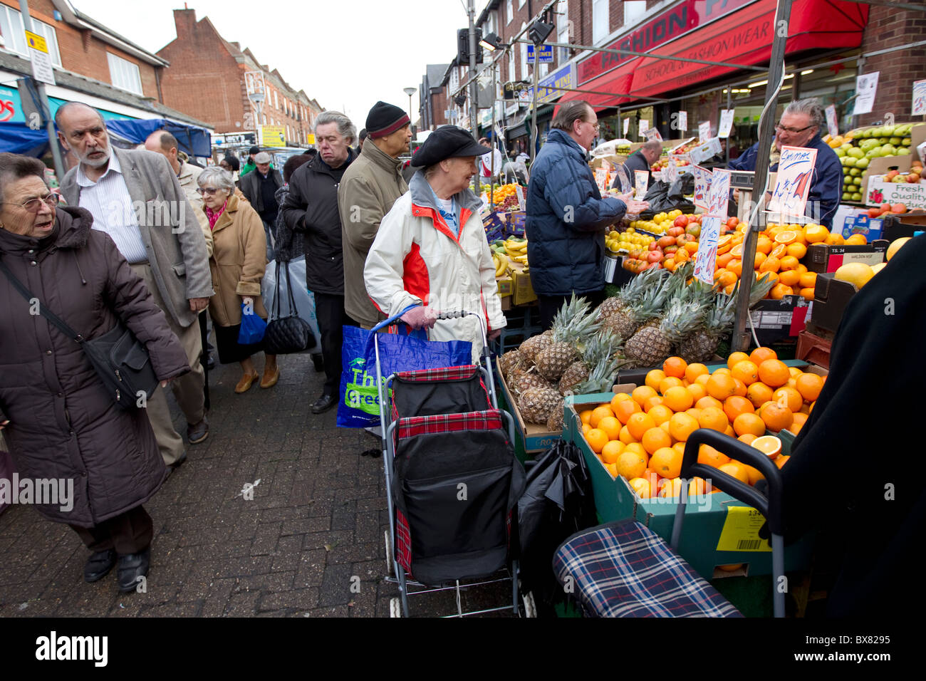 Una strada del mercato di Walthamstow,Londra,Inghilterra Foto Stock