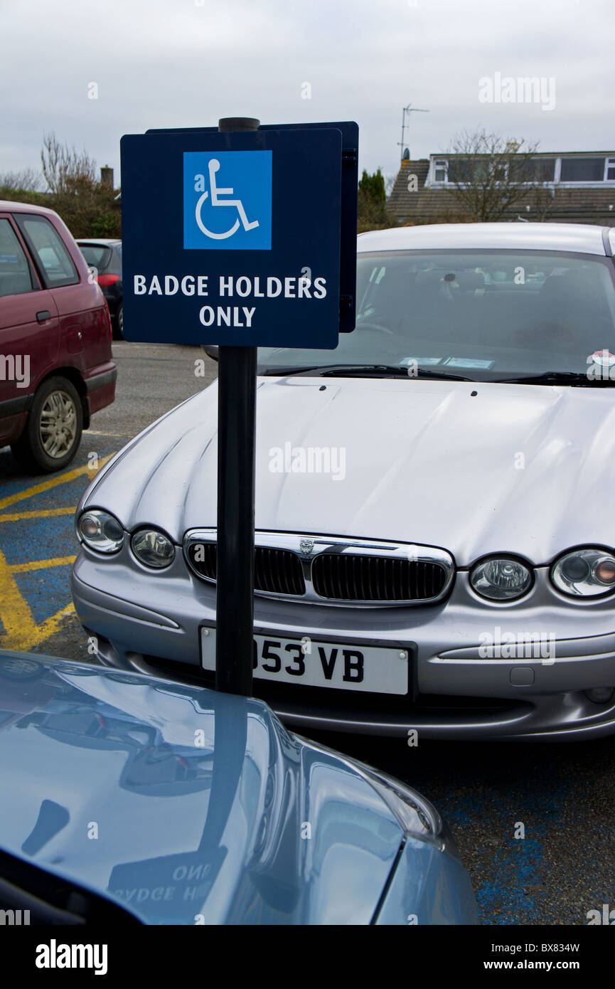 Automobili parcheggiate nel parcheggio disabili baie, Regno Unito Foto Stock