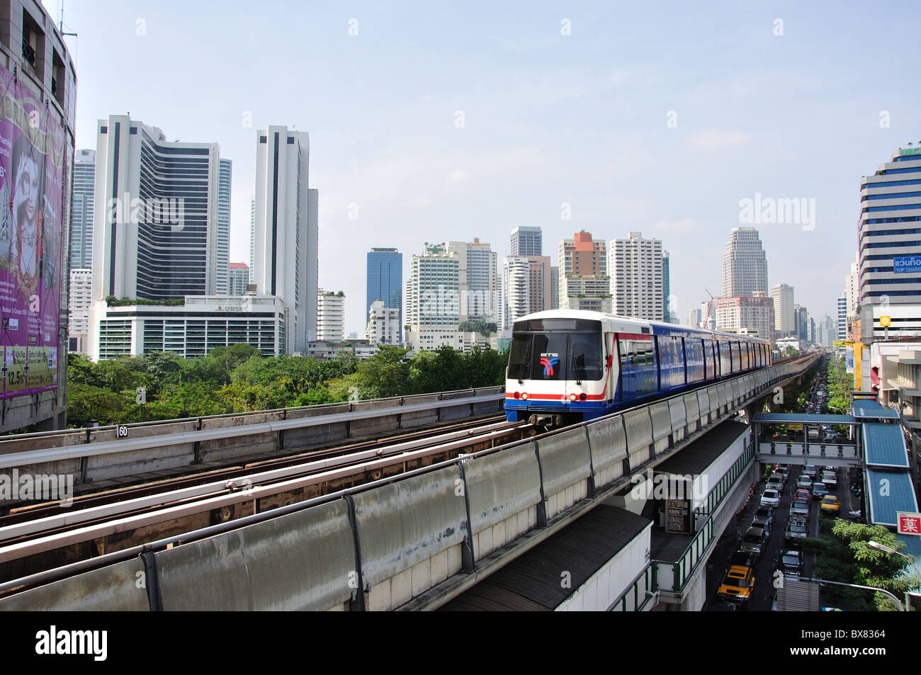 BTS Skytrain Phrong Phong Stazione, Khlong Toei District, Bangkok, Thailandia Foto Stock