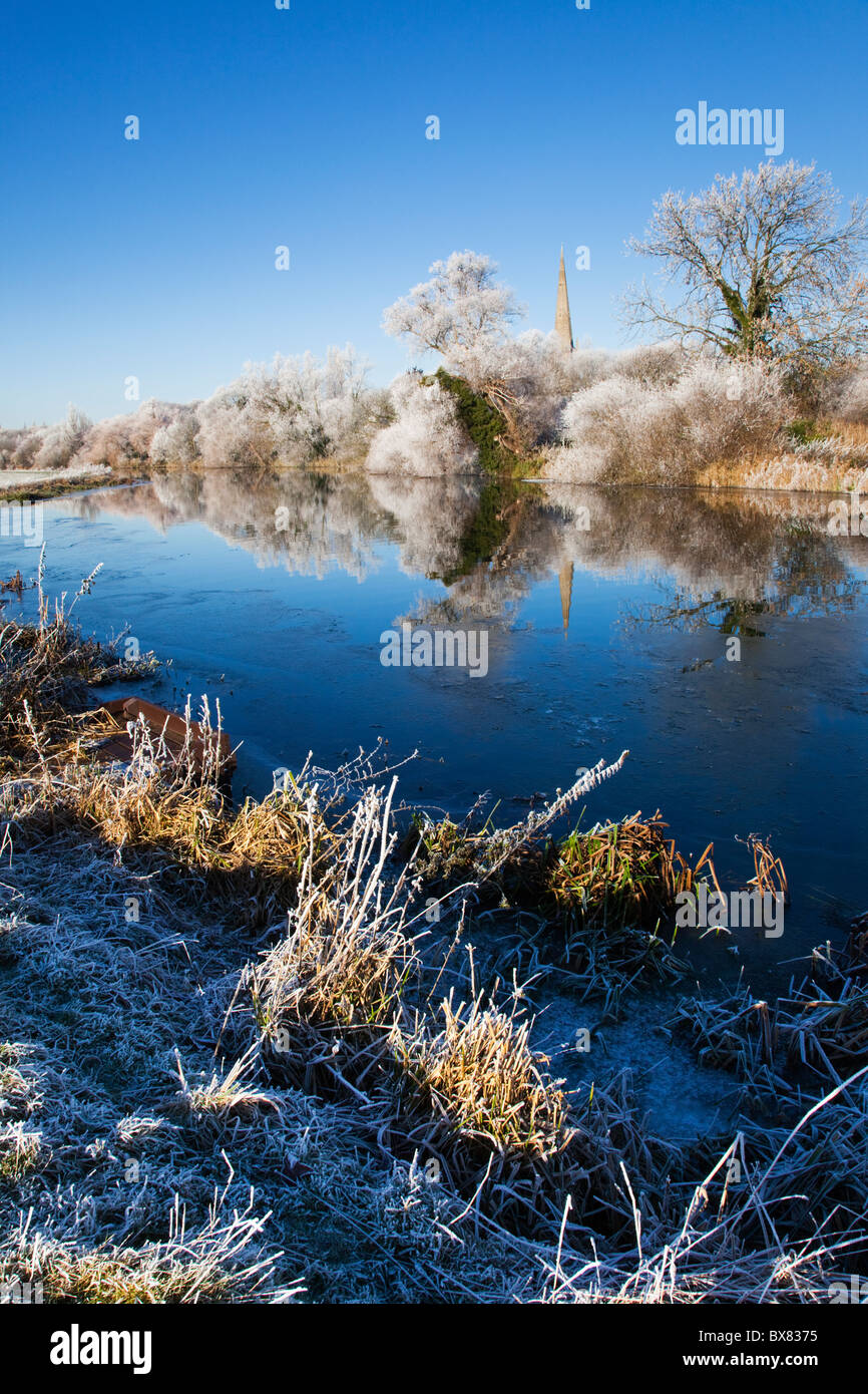 Trasformata per forte gradiente gelo invernale sul fiume Ouse molto fredda mattina trasformata per forte gradiente la brina su alberi acqua, St Ives Cambridgeshire England Regno Unito Foto Stock