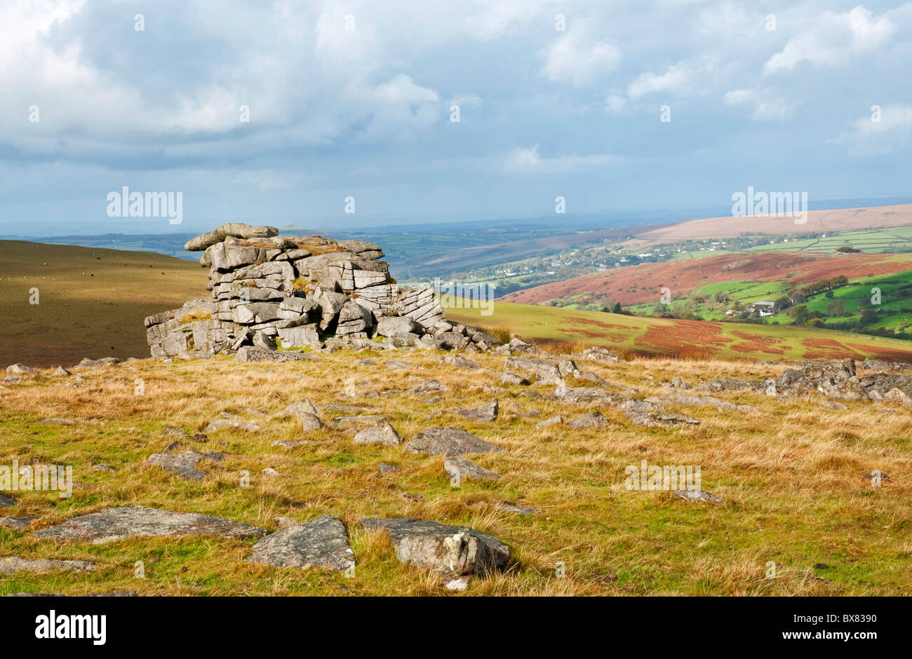 Affioramento di granito noto come grande fiocco con Tor moorland guarda dietro, Dartmoor Devon UK Foto Stock