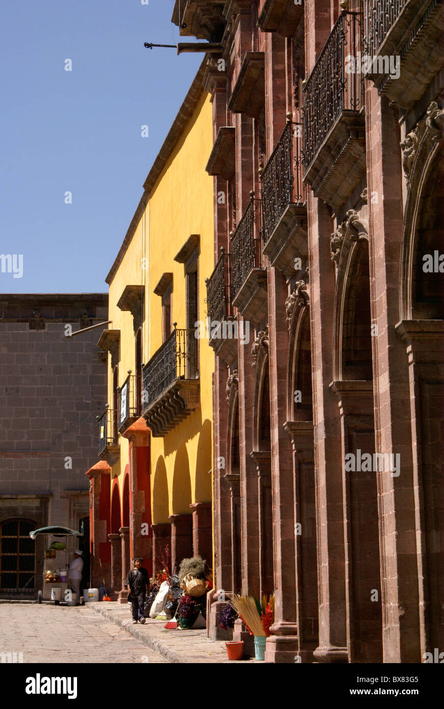 Edifici coloniali spagnoli su El Jardin, la piazza principale di San Miguel De Allende, Guanajuato, Messico. Foto Stock