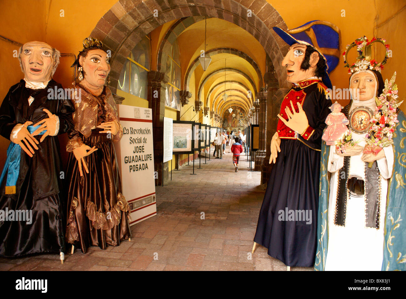 Mojigangas,gigante di cartapesta burattini al Bellas Artes, San Miguel De Allende, Messico. Foto Stock