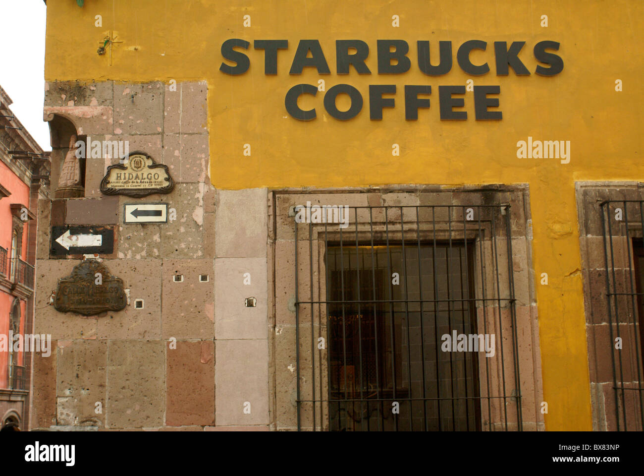 Starbucks Coffee shop in San Miguel De Allende, Messico. San Miguel De Allende è un sito Patrimonio Mondiale dell'UNESCO. Foto Stock