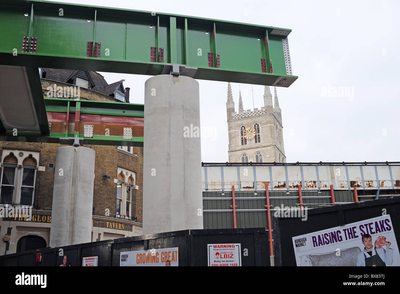 La costruzione del nuovo ponte Thameslink da Bedale Street, London Bridge, Londra, Inghilterra Foto Stock