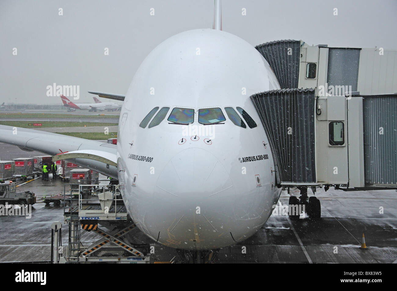 A380 Emirates Airbus su supporto in caso di maltempo, l'aeroporto di Heathrow. Borough di Hounslow, Greater London, England, Regno Unito Foto Stock