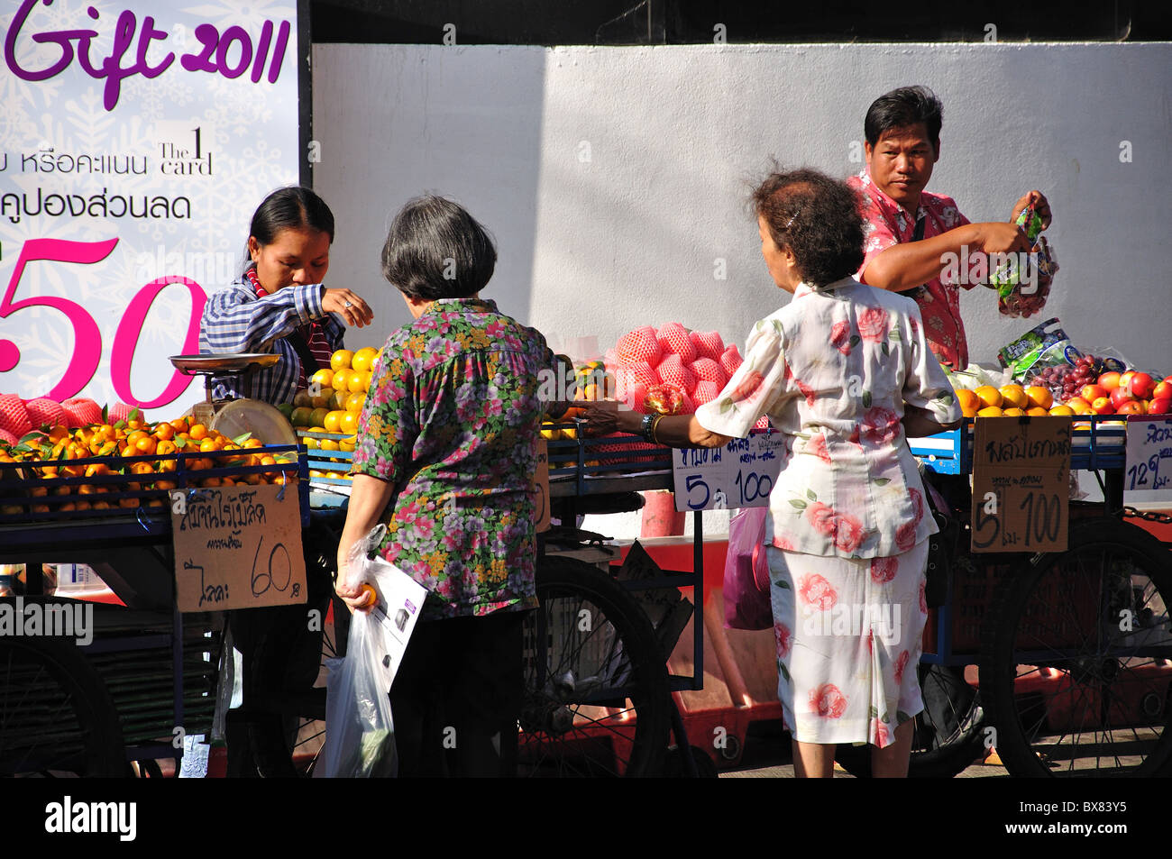 Cibo di strada, di stallo Silom, Bang Rak distretto, Bangkok, Thailandia Foto Stock
