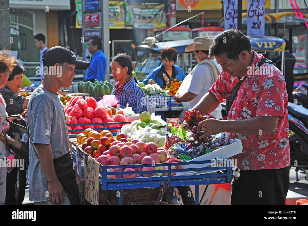 Cibo di strada, di stallo Silom, Bang Rak distretto, Bangkok, Thailandia Foto Stock