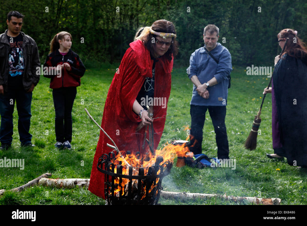 Pagani seguendo il percorso Wiccan raccogliere al rossastro Vale Country Park in Stockport per celebrare Beltane. Foto Stock