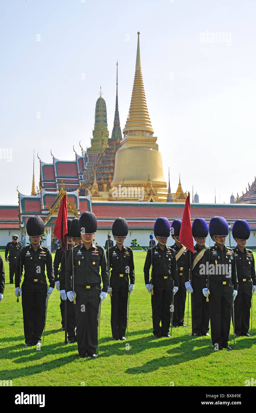 Guardia Reale sfilando fuori Grand Palace, Rattanakosin, Bangkok, Thailandia Foto Stock