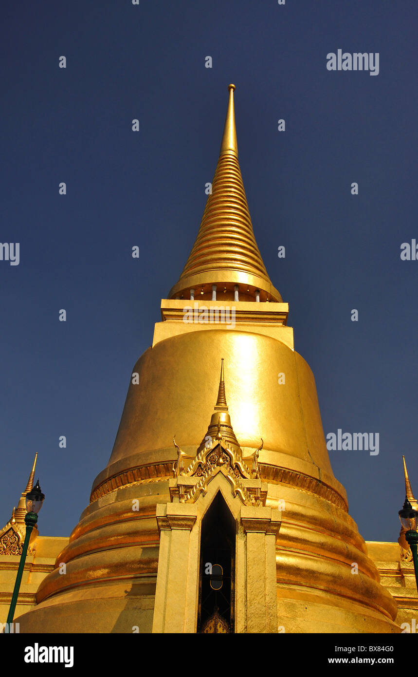 Golden Phra Siratana Chedi, terrazza superiore, il Grand Palace, Rattanakosin, Bangkok, Thailandia Foto Stock