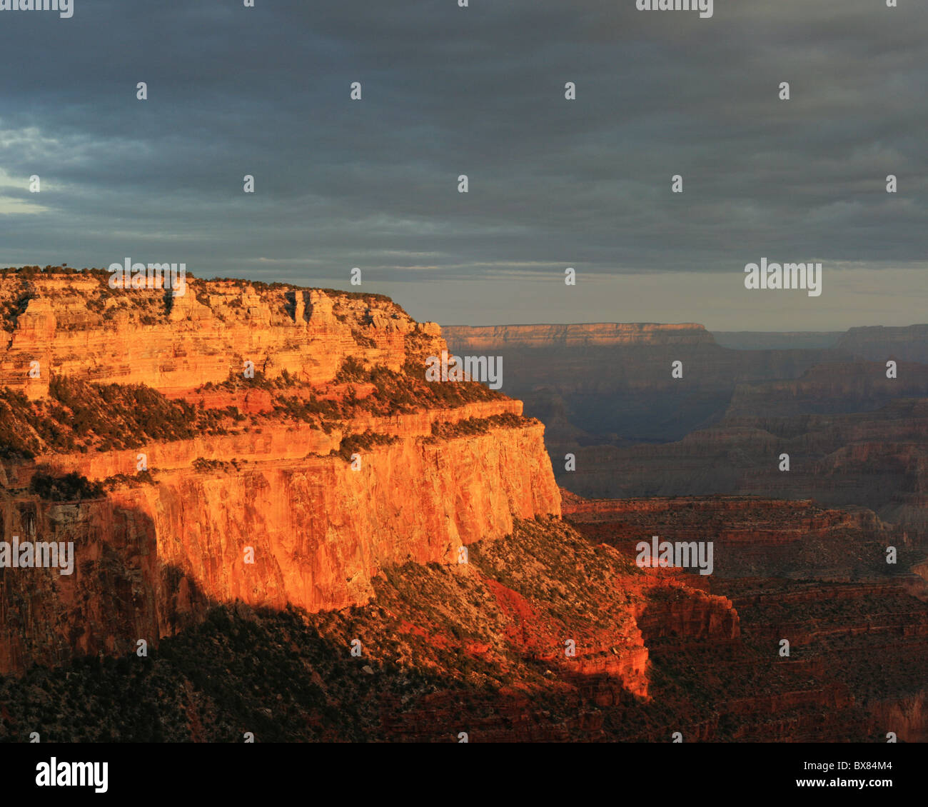 Grand Canyon cliff illuminato dalla mattina presto luce Foto Stock