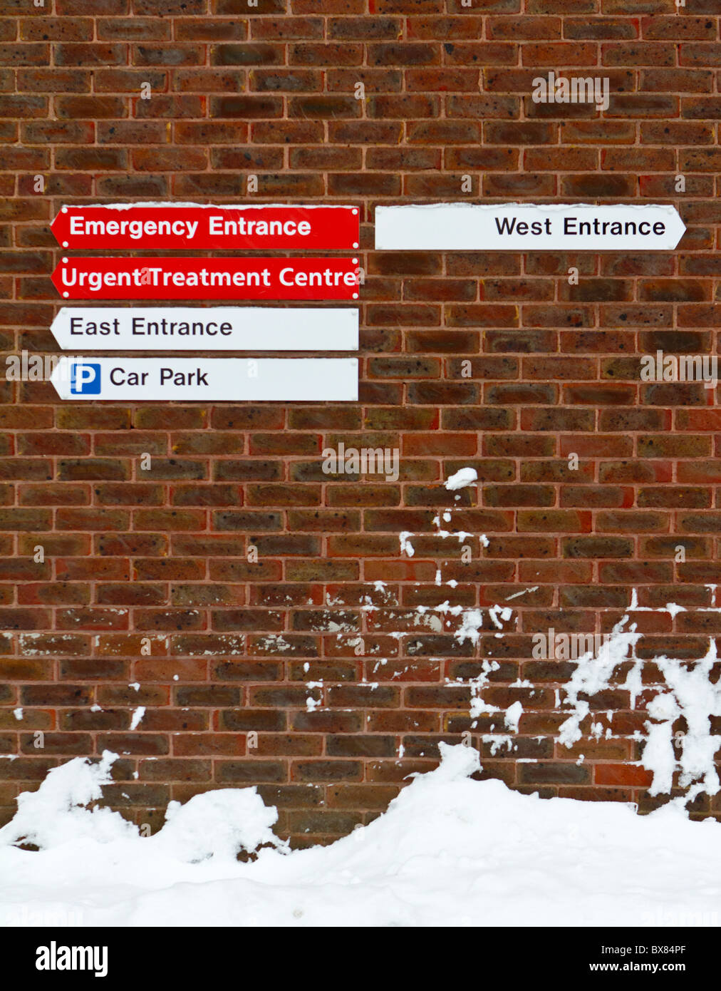 Direzione ospedale segni nella neve Foto Stock