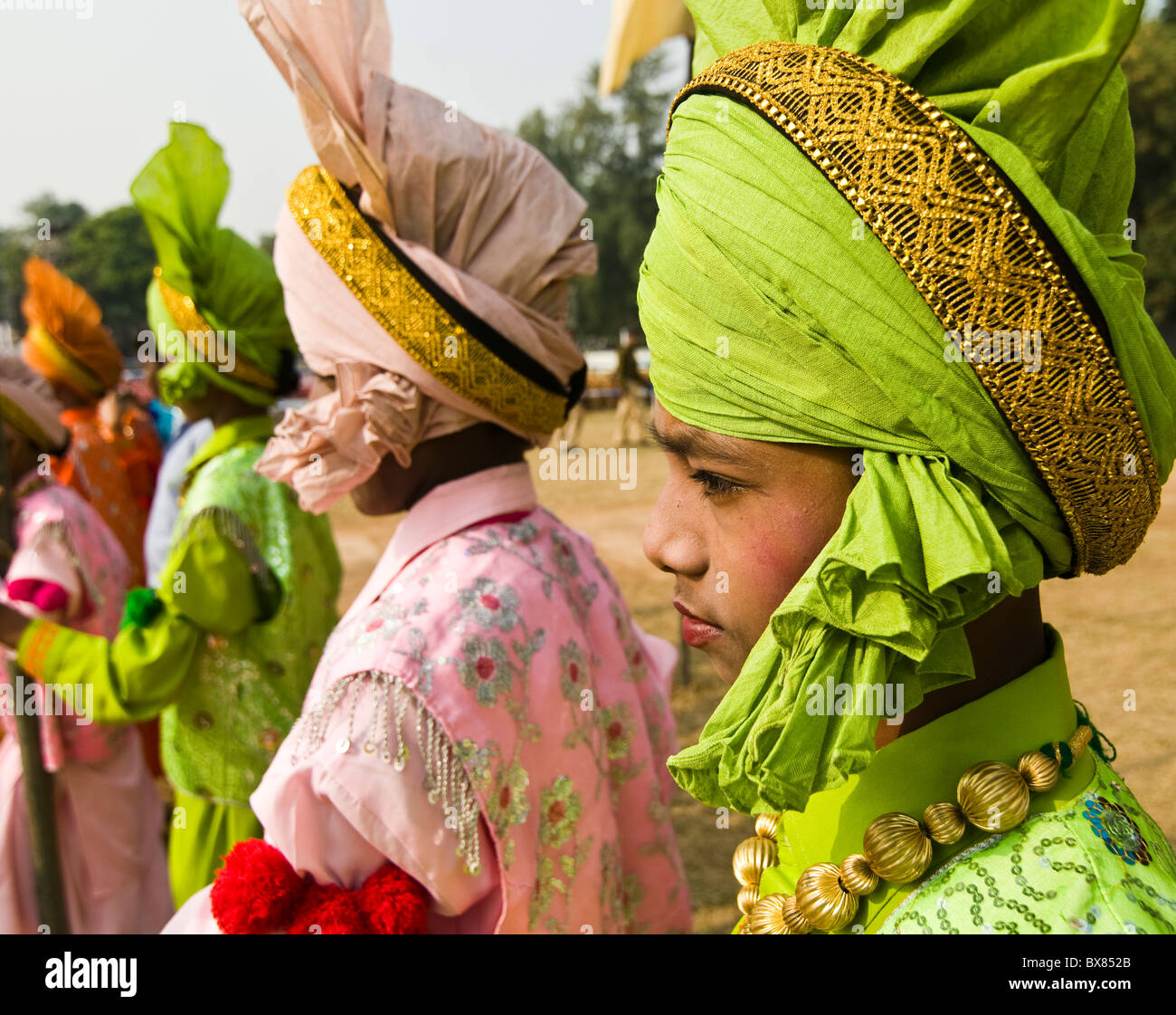 Punjabi Bhangra ballerini in azione. Foto Stock