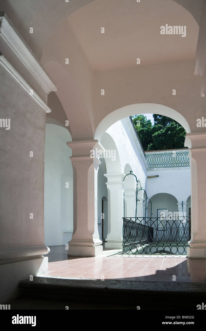 Stile coloniale spagnolo dettagli architettonici, edificio interiore Oaxaca, Messico Foto Stock