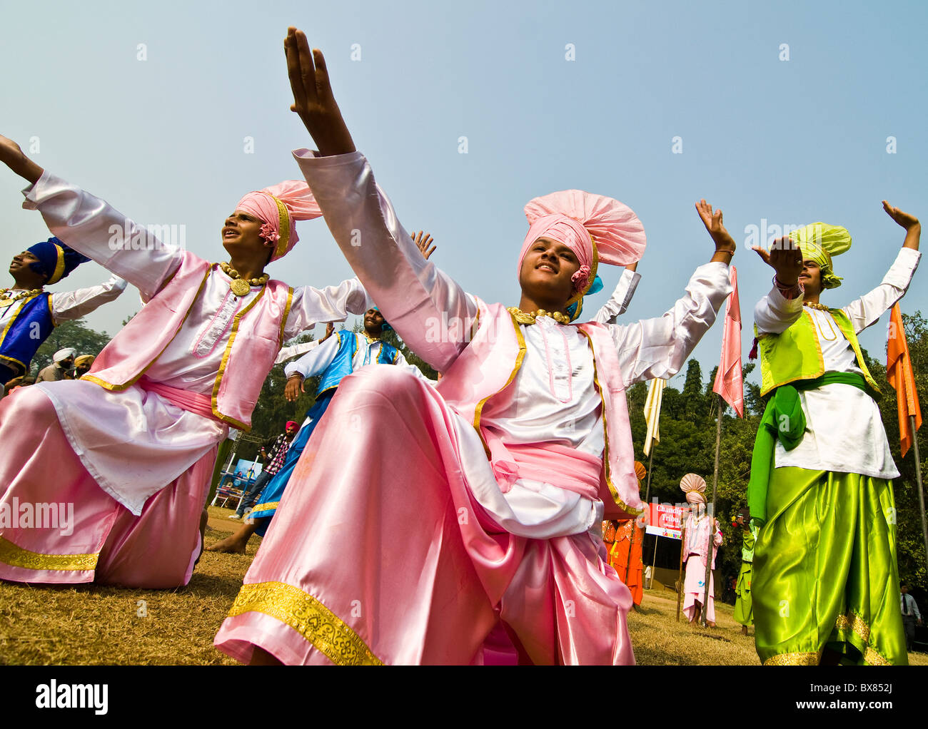 Punjabi Bhangra ballerini in azione. Foto Stock