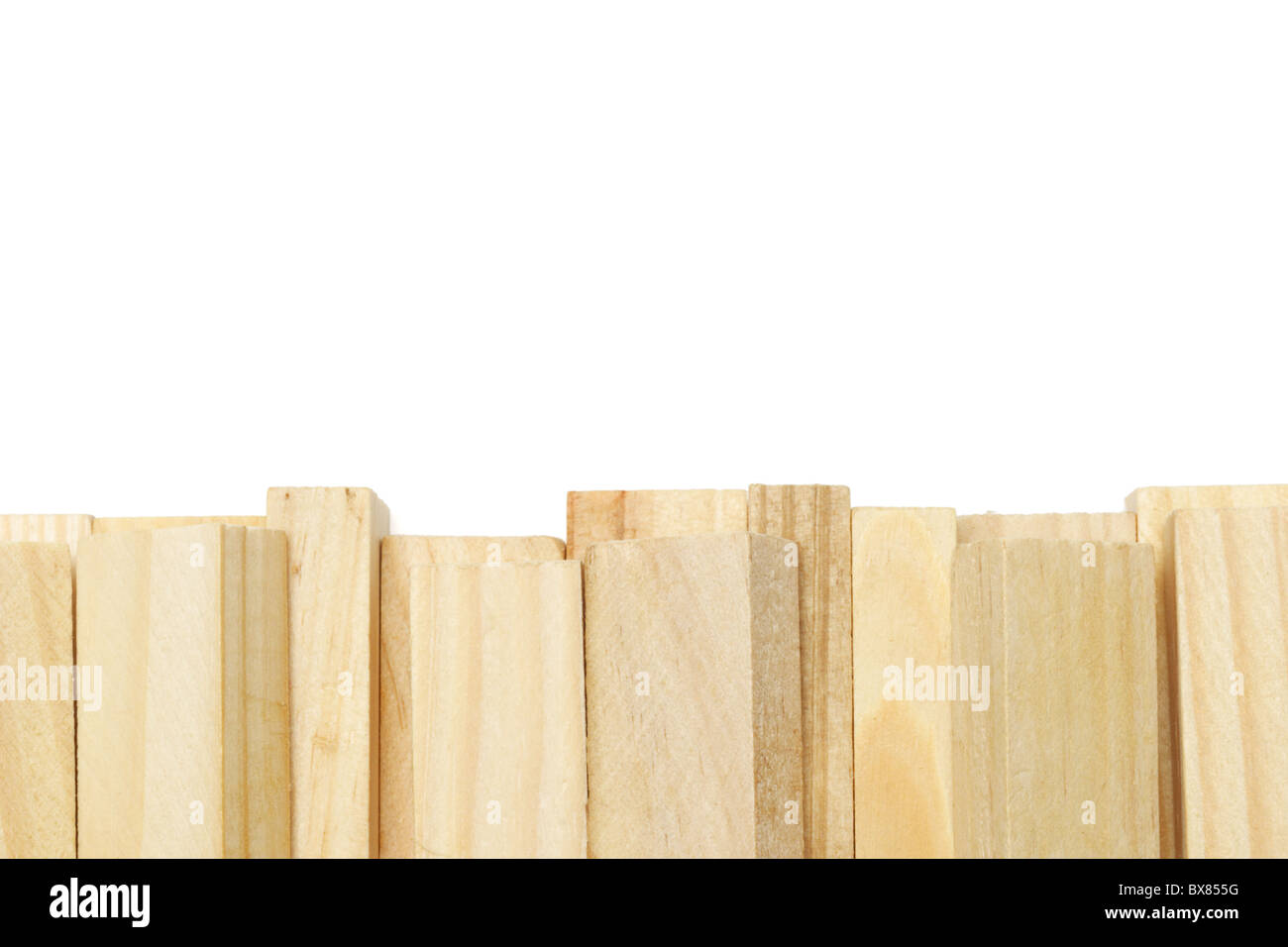 Costruzione in legno blocchi bordo su sfondo bianco Foto Stock