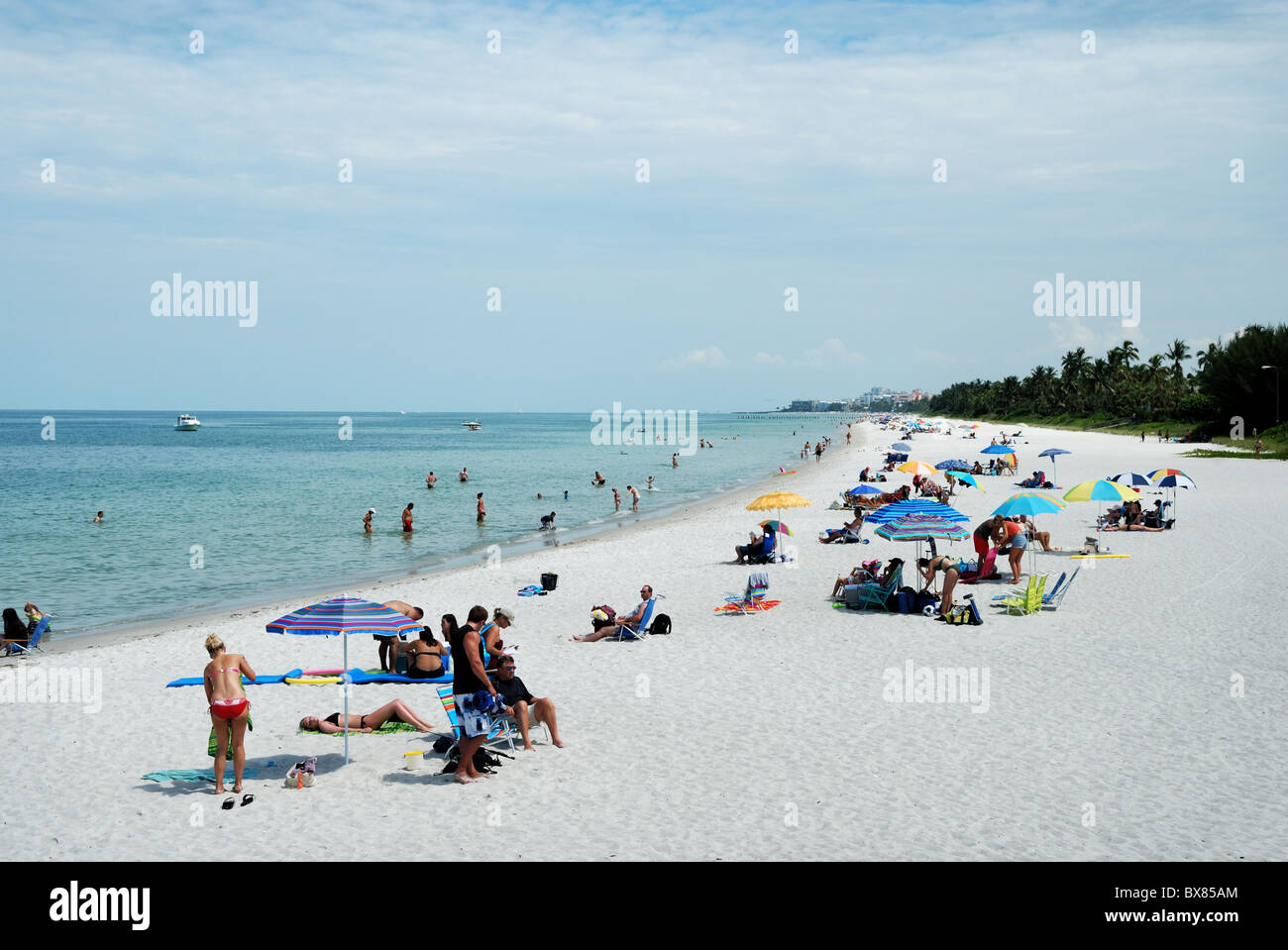 Napoli spiaggia della Florida con lucertole da mare e bagnanti. Foto Stock