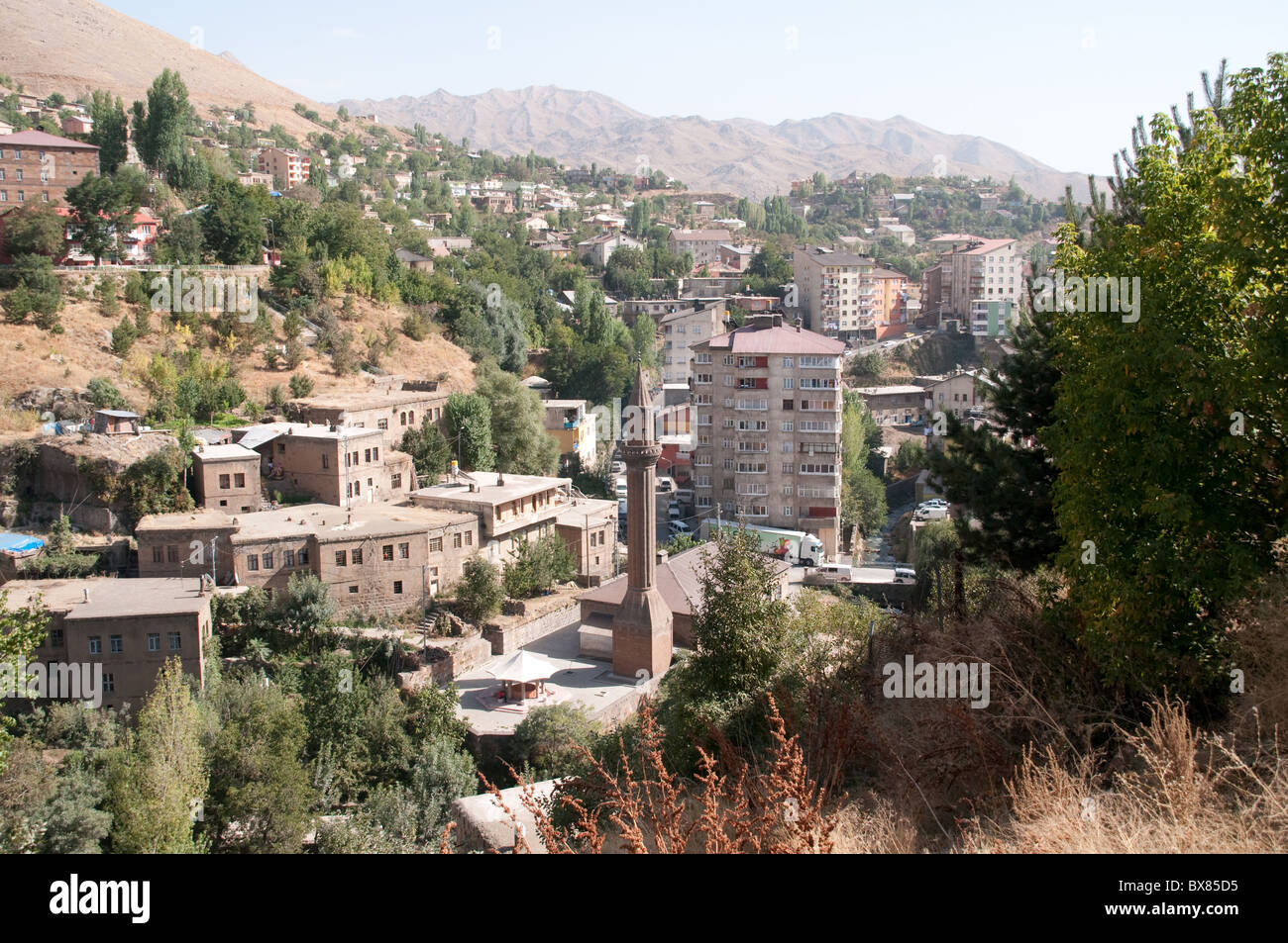 Architettura antica e nuova, tra cui una moschea e un minareto, nella storica città turca di Bitlis, nella regione orientale dell'Anatolia in Turchia. Foto Stock