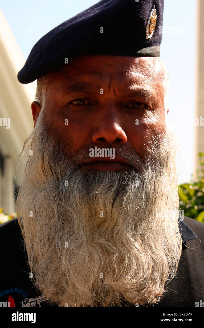 Un soldato pakistano con barba lunga Foto Stock