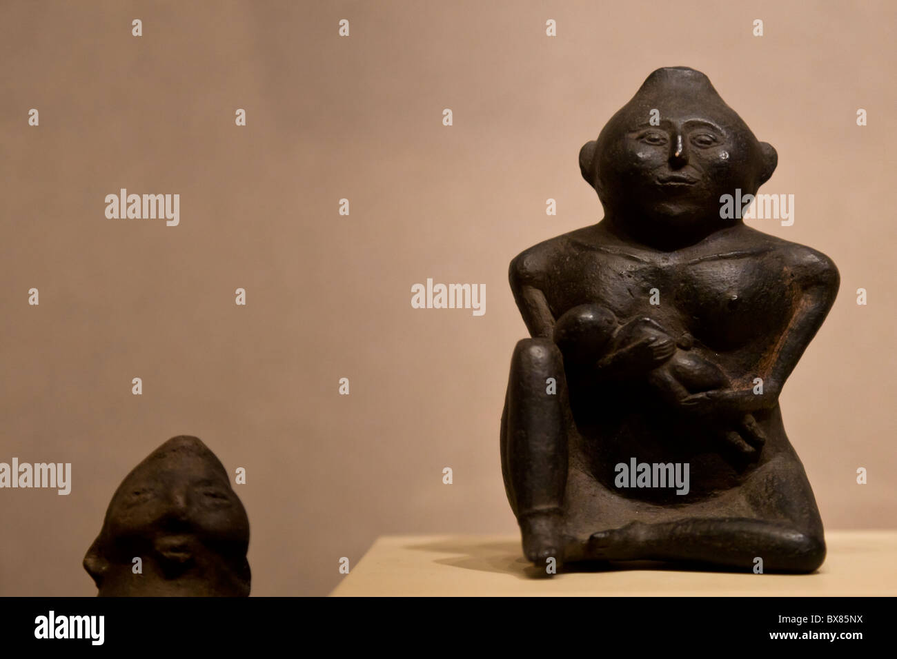 Periodo Mississippian cast di una Madonna e Bambino trovato alla Cahokia Mounds State Historic Site, Illinois, Stati Uniti d'America. Foto Stock