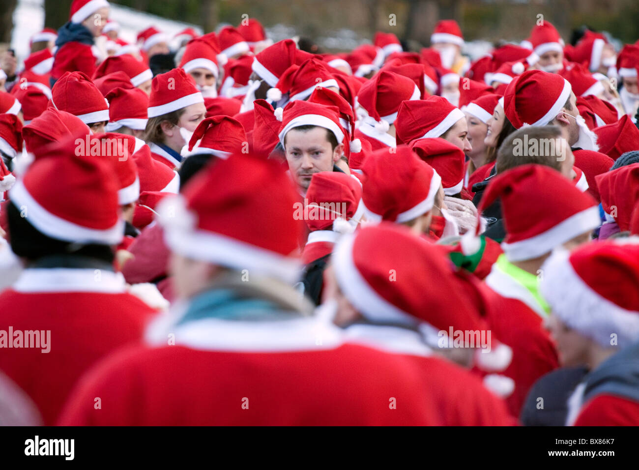 1500 Santas prendere parte in una carità tun per quando si desidera su una stella di carità. I giardini di Princes Street, Edinburgh. Foto Stock