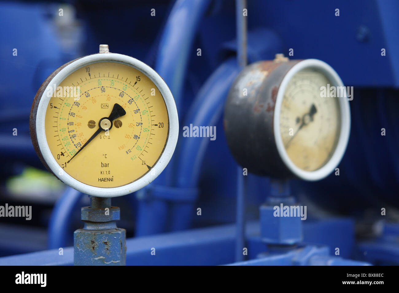 Vecchio misuratore di pressione su una pompa. Foto Stock