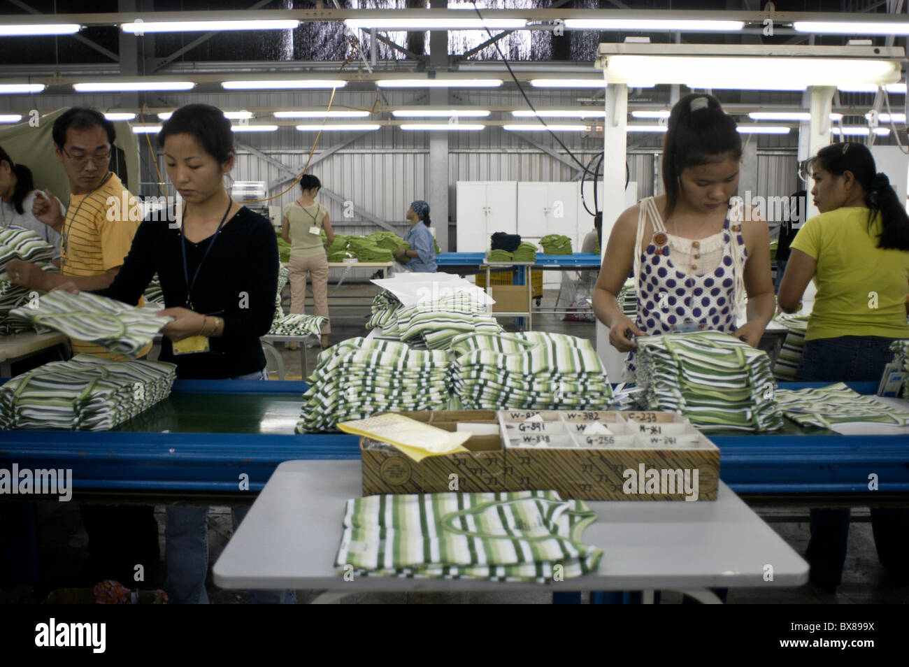 Packers al lavoro nel Regno International Corp. fabbrica di indumento in San Antonio, Saipan, mercoledì 16 marzo, 2005. Foto Stock