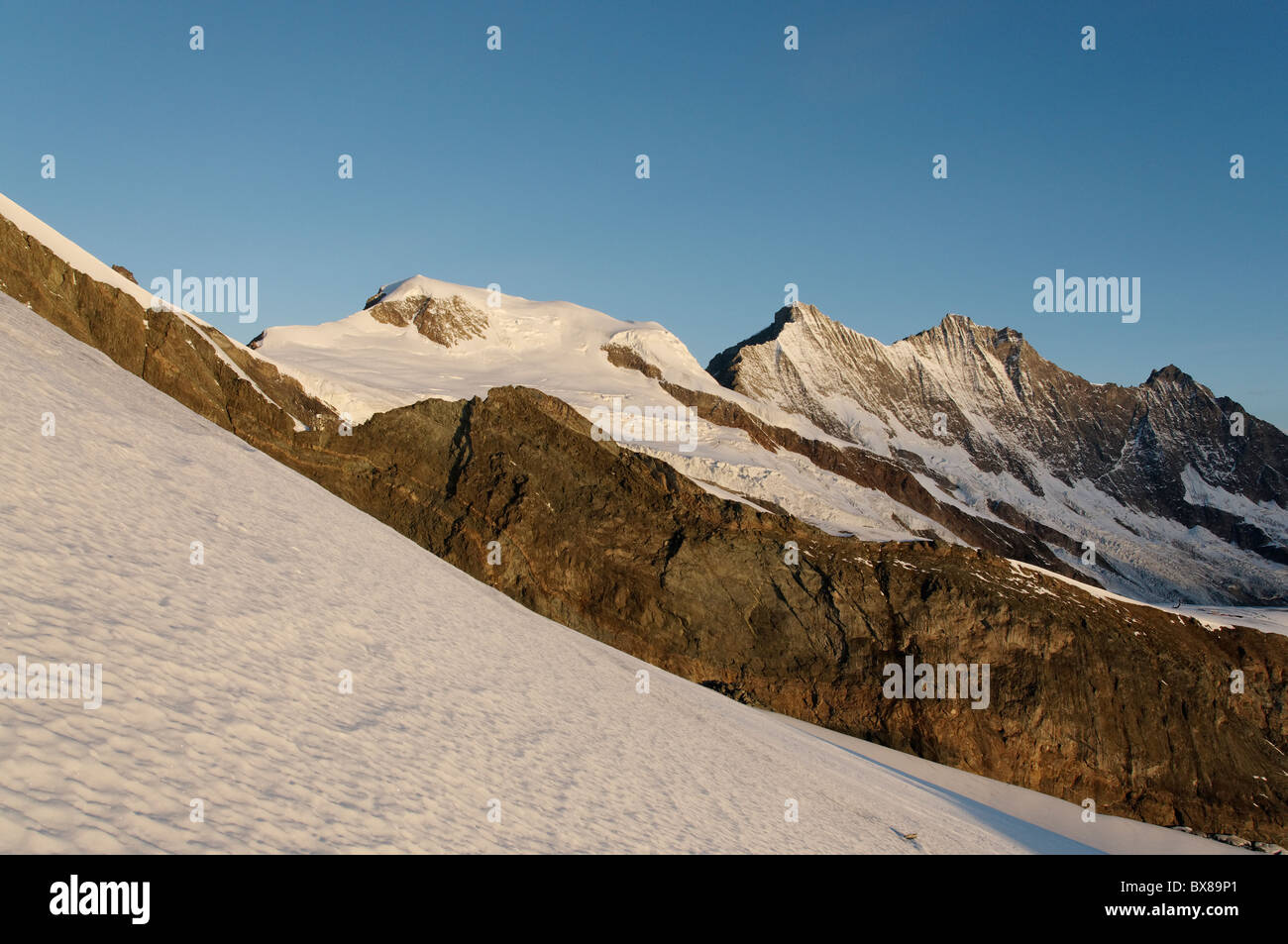Il Alphubel, Taschorn e Dom in sulle Alpi del Vallese, Svizzera. Foto Stock