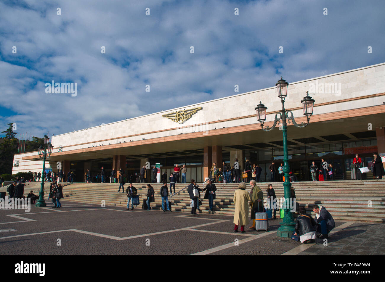 La Stazione di Santa Lucia stazione ferroviaria esterno sestiere di Cannaregio Venezia Veneto Italia del nord Europa Foto Stock