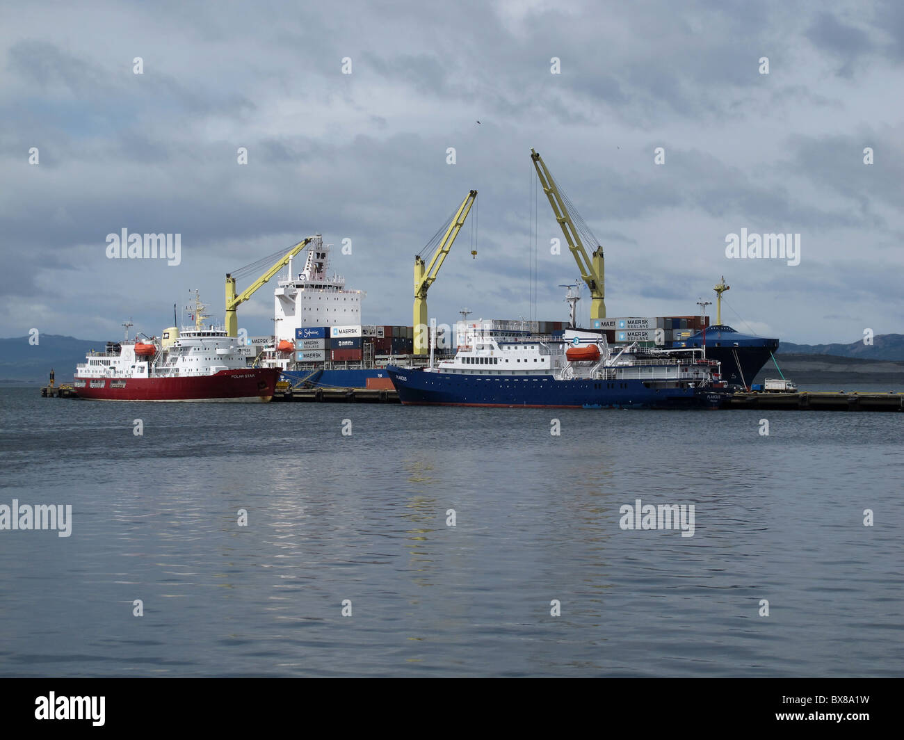Le navi da passeggeri "Plancius", "Stella Polare" e il carico di una nave al molo, Ushuaia, Tierra del Fuego, Argentina Foto Stock