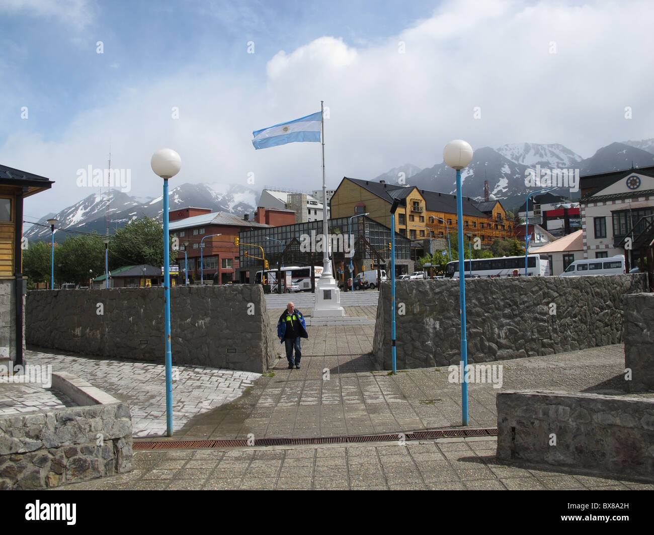 Posto all'ingresso del porto con la bandiera argentina, Hotel Albatros, Ushuaia, Tierra del Fuego, Argentina Foto Stock